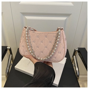 Détail du sac matelassé rose avec bandoulière en perles et chaîne en métal argenté