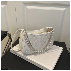 Détail du sac hobo matelassé blanc cassé avec perles et chaîne en métal argenté