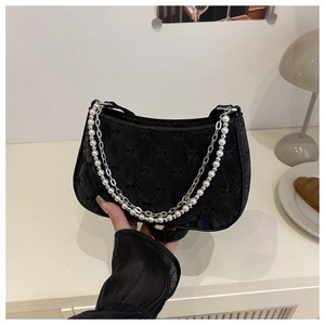 Détail du sac en velours matelassé noir avec perles et chaîne en métal argenté pour femme