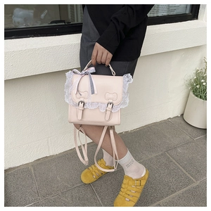 Dettaglio dello zaino Lolita in ecopelle rosa con bordo in pizzo bianco e fiocco