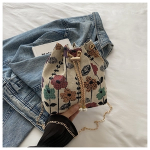 Détails du sac seau en jacquard floral avec perles de serrage et chaîne dorée