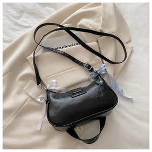 Détail du sac croissant noir avec ruban blanc et nœud vichy bleu amovible