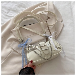 Gros plan du sac à bandoulière Y2K blanc avec clous étoiles et ruban à carreaux