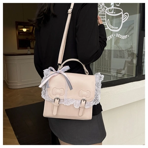 Dettaglio dello zaino in pelle PU rosa con balze in pizzo bianco e fiocco decorativo