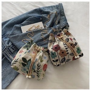 Détails de sacs seaux en jacquard à motifs floraux, breloques perles et chaîne métal