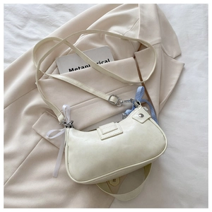 Détail du sac demi-lune blanc crème avec foulard en soie et nœud satin sur cuir grainé