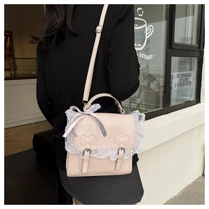 Borsa a tracolla Lolita rosa albicocca con pizzo bianco e fiocco a quadretti all'aperto