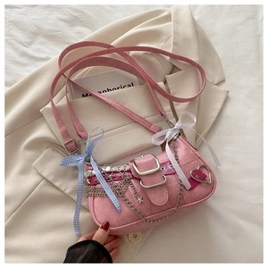Détails du sac à bandoulière rose avec étoiles métalliques, chaînes et nœuds en tissu