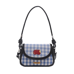 Mini sacoche à carreaux bleus et blancs avec broderie pomme et finitions en cuir noir