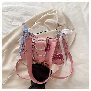 Détails du sac Y2K rose avec chaînes argentées, breloques étoiles et nœuds décoratifs