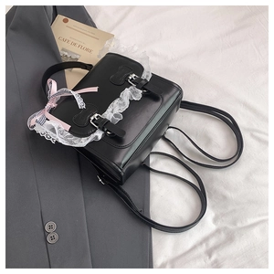 Dettaglio dello zaino JK Lolita con bordo in pizzo bianco e fiocco a quadretti rosa