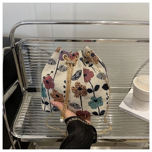 Détails du sac seau jacquard à fleurs avec perles de serrage et chaîne dorée