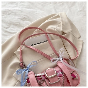 Sac bandoulière Y2K rose avec chaînes métalliques, rivets étoiles et nœud à carreaux