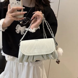 Sac bandoulière vert menthe plissé, texture marbre, chaîne argentée et breloques