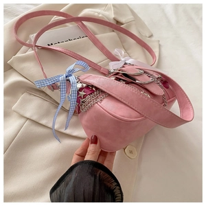 Détail du sac en cuir PU rose avec étoiles argentées et nœud à carreaux bleus