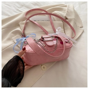 Sac cylindre rose Y2K avec chaînes argentées, breloques étoiles et rubans décoratifs