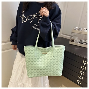 Vue détaillée du sac cabas vert menthe avec jacquard à motif M et plaque logo dorée