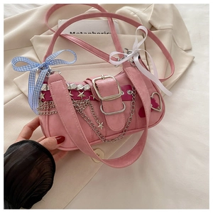 Sac à épaule Y2K rose avec chaîne argentée, clous étoilés et détails de nœuds mignons