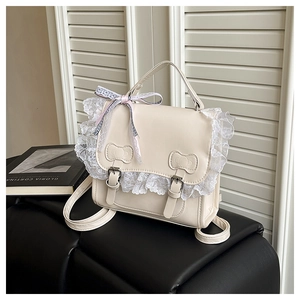 Dettaglio borsa in pelle PU crema con bordo in pizzo bianco e nastro a quadri rosa