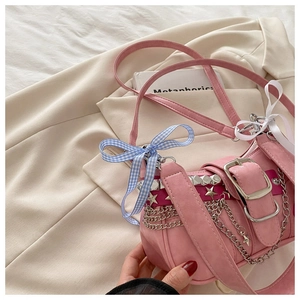 Sac à bandoulière rose Y2K avec rivets argentés, chaînes et nœud en ruban bleu