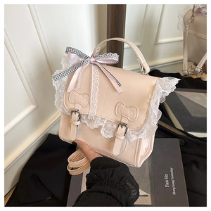 Dettaglio di borsa in pelle rosa con bordo in pizzo e fiocco in nastro a quadretti