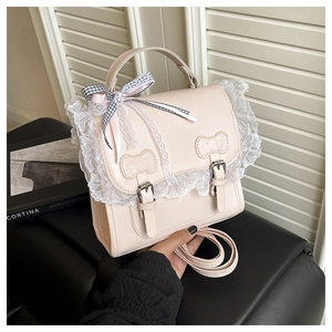Dettaglio della borsa in pelle PU rosa chiaro con bordi in pizzo bianco e decoro a fiocco