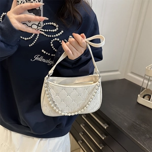 Sac sous le bras crème matelassé avec chaîne en perles et motif à nœuds élégant