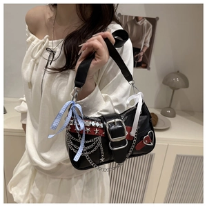 Détail du sac à bandoulière en PU noir avec chaînes argentées et ruban à carreaux bleu