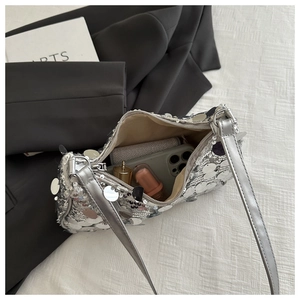 Vista interna di una borsa a tracolla con paillettes argento con spazio per gli oggetti
