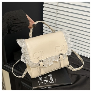 Dettaglio borsa a tracolla in PU crema con bordi in pizzo e fiocchi decorativi eleganti