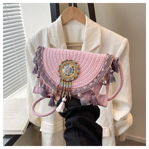 Borsa a busta in paglia rosa tessuta a mano con disco di perline e lunghe nappe