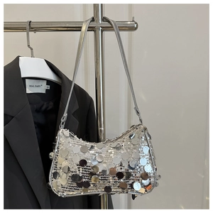 Vista dettagliata della borsa a spalla con paillettes argento e texture riflettente