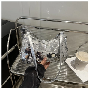 Dettaglio della borsa sottospalla in paillettes argento con paillettes tonde a strati