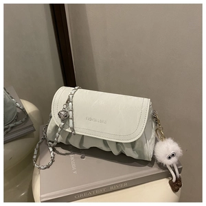 Détail du sac nuage plissé vert menthe avec chaîne argentée et breloque peluche