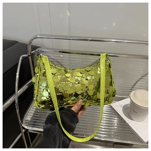 Dettaglio ravvicinato di paillettes verde neon su una borsa a tracolla alla moda con cinturino
