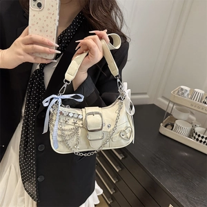 Sac sous le bras blanc cassé style Y2K avec chaînes en métal, rivets et nœud bleu
