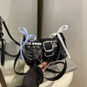 Sac porté épaule noir Y2K avec chaînes argentées, rivets étoiles et gros nœuds