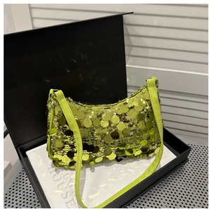 Dettaglio dei lustrini verde fluorescente su una borsa sottobraccio elegante con cerniera