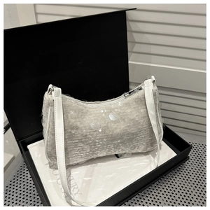 Dettaglio borsa a spalla con paillettes argento in confezione regalo di lusso