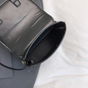 Sac seau en paille rayé fait main avec rabat en cuir noir et cordon de serrage réglable