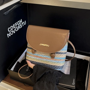 Sac seau en paille tissé à rayures avec rabat en cuir marron et bandoulière réglable