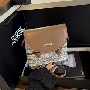 Sac seau bandoulière en paille tissée à rayures avec rabat en cuir et logo doré brillant