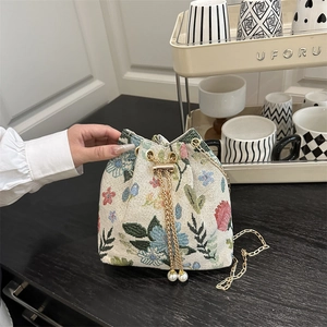 Sac seau en jacquard brodé floral avec cordon perlé et bandoulière chaîne dorée