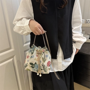 Sac seau rétro en tissu jacquard fleuri avec bandoulière dorée et perles décoratives