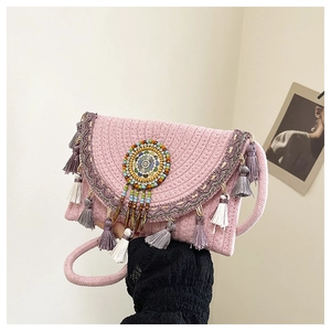 Borsa a tracolla in paglia rosa con motivo etnico di perline e nappe colorate