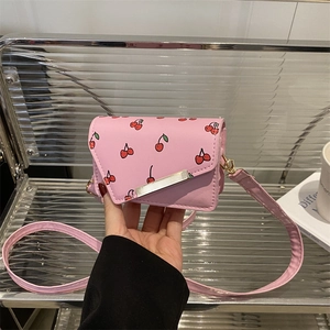 Süße Mini Quadratische Umhängetasche Damen Mode Kirschdruck PU Leder Schultertasche Mit Gold Metalldekoration Handtasche