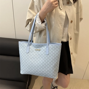 Grand sac cabas bleu clair avec motif monogramme et plaque de logo en métal doré