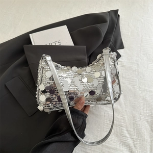 Borsa a spalla da donna in paillettes argento con finitura lucida e cinturino