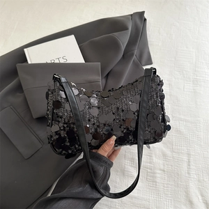Moderna borsa sottobraccio con paillettes nere da donna con finitura lucida e tracolla in pelle