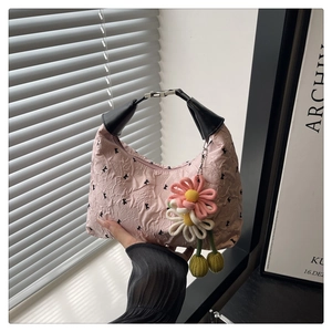 Sac à main plissé rose avec motifs noirs et fleurs en tricot tenu à la main